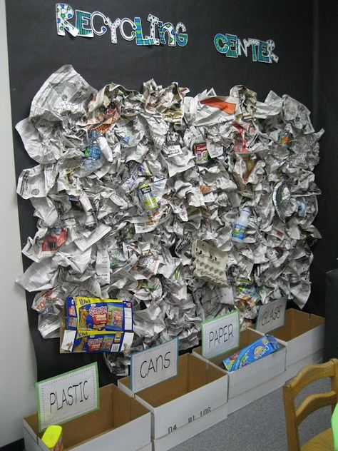 Create a recycling corner in your library! Sustainable Kindergarten, Childcare Environments, Planets Activities, Recycling Activities, Newspaper Craft, Earth Week, Earth Day Projects, Kindergarten Rocks, Crate Diy