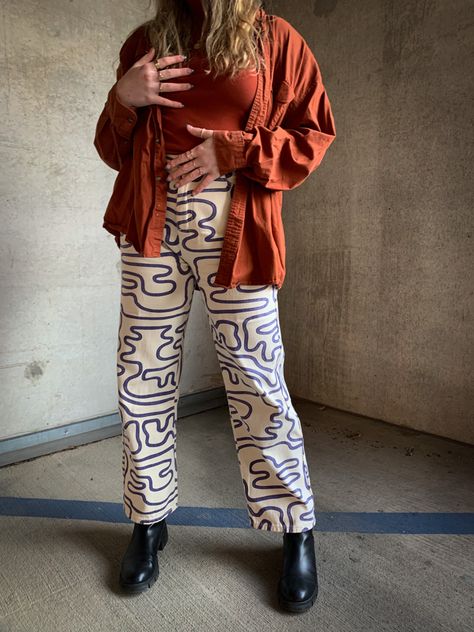 Styling Patterned Pants, Abstract Pants Outfit, Monochromatic Outfit Midsize, Funky Trousers Outfit, Fun Pants Outfit Street Styles, Monochromatic Outfit Business Casual, Wide Leg Pattern Pants, Bold Pants Outfit, Outfits With Fun Pants