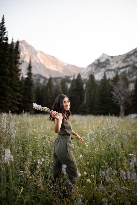 Cool Mountain Pictures, Senior Pics In Colorado, Summer Mountain Photoshoot, Photoshoot On Mountain, Poses In The Mountains, Mountain Graduation Pictures, Senior Portraits Mountains, Senior Picture Ideas In Mountains, Graduation Pictures Mountains