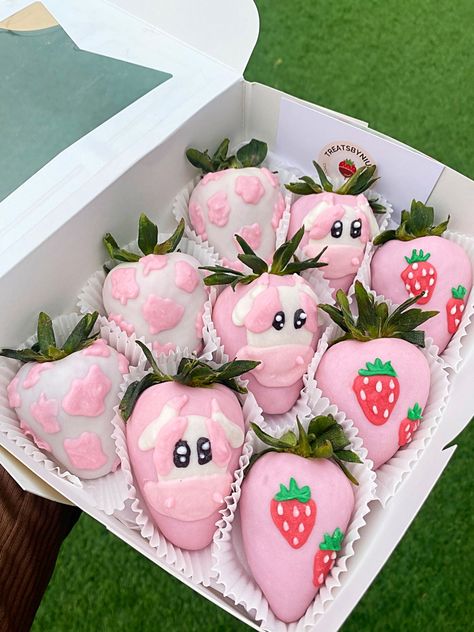 Pink Cow Print Strawberries, Cow Chocolate Covered Strawberries, Strawberries Bouquet, Cotton Candy Cone, Strawberry Ideas, Treat Business, Bakery Sweets, Strawberry Recipe, Pink Cow Print