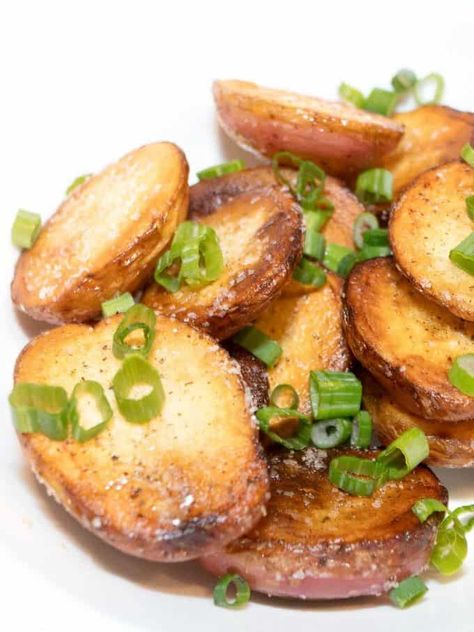 Easy Stove-top Roasted Potatoes Dinner Grits, Stove Top Potatoes, Potatoes On The Stove, Easy Easter Dinner Recipes, Easy Easter Dinner, Easy Roasted Potatoes, Roasted Potato, Roasted Potato Recipes, Easy Potato Recipes