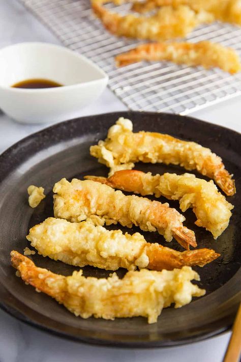 Ebi Tempura - Light and Crispy Japanese Shrimp Tempura Recipe Shrimp Tempura Recipe, Japanese Shrimp, Tempura Mix, Tempura Flour, Ebi Tempura, Tempura Recipe, Seafood Sushi, Recipe Japanese, Chocolate Pie Recipes