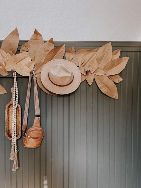 Easy DIY Fall Craft - how to make a simple DIY paper bag leaf garland for your home Amazon Fall Decor, Easy Diy Fall Crafts, Thanksgiving Table Settings Simple, Simple Thanksgiving Table, Diy Paper Bag, Spooky Things, Fall Home Tour, Faux Pumpkins, Diy Fall Wreath