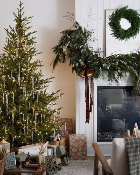 Christmas Tree Photography, Christmas Tree Decorating Ideas, Tree Decorating Ideas, Minimalist Christmas Decor, Christmas Tree Decorating, Interior Design Photography, Trends For 2024, Tree Decorating, Christmas Tree Inspiration