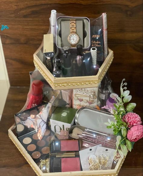 Trousseau packing of cosmetics Makeup Kit Decoration For Wedding, Makeup Hamper Ideas, Chaab Decoration Ideas For Engagement, Bridal Makeup Packing Ideas, Roka Shagun Basket, Jewellery Tray Decoration For Wedding, Makeup Trousseau Packing, Marawa Box Ideas, Jewellery Packing Ideas For Wedding