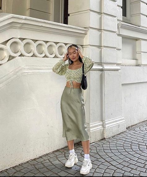 Spring Outfits 2023 Feminine, Midi Outfits Skirt, Birthday Outfit Casual Spring, Skirts Summer 2023, Trending Skirt Outfits, Casual Birthday Outfit Summer, Running Sneakers Outfit, Summer Style Outfits, Satin Skirt Outfit