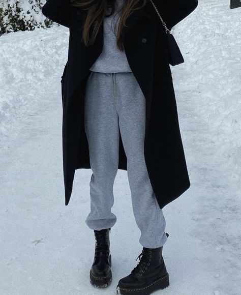 Black Coat Outfit Winter, Sport Outfits Winter, Black Coat Outfit, Dr Martens Outfit, Cozy Winter Fashion, Winter Coat Outfits, Ny Outfits, Stylish Winter Outfits, Casual Outfit Inspiration