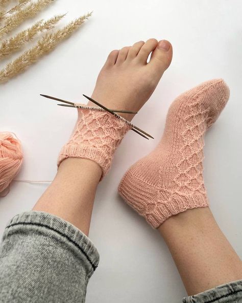 Easy Knitting Patterns: Learn to Knit Socks with Step-by-Step Instructions and Printable PDF Patterns Knitting Pattern Socks, Texture Socks, Socks Knitting, Alpaca Socks, Socks Ankle, Cute Alpaca, Handmade Socks, Hand Knit Socks, Crochet Socks