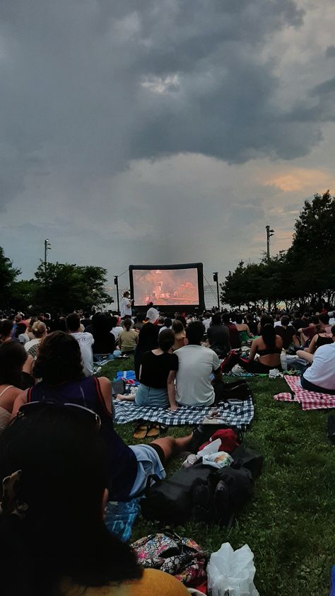 Movie At The Park, Park Movie Night, Movies In The Park, Cinema Outside, Outdoor Movie Date, Outside Movie, Movie In The Park, Ultimate Summer Bucket List, Outdoor Movie Theater