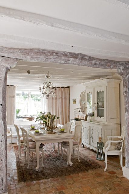 Brick Tile Floor, French Country Dining Room Decor, Farmhouse Style Dining Room, Shabby Chic Dining Room, French Country Dining Room, Cottage Dining Rooms, Chic Dining Room, Shabby Chic Dining, Country Dining Rooms