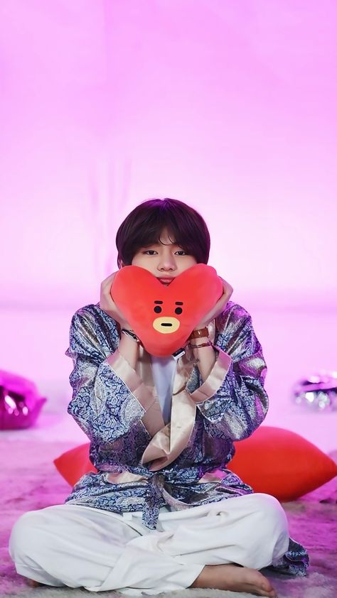 V Taehyung Cute, Taehyung Cute, Kimtaehyung Bts, V Bta, Taehyung Wallpaper, Bts V Pictures, V Cute, Cute Wallpaper, Korean Couple