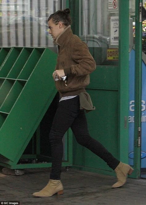 Harry Styles Boots, Harry Outfits, Harry Styles Outfit, Boys Don't Cry, Outfits Hombre, Mr Style, Men Fashion Casual Outfits, Brown Jacket, Mens Casual Outfits