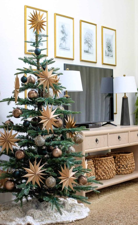 Wildflower Home, Xmas Centerpieces, Outdoor Christmas Planters, Christmas Tree Inspo, Vintage Christmas Tree Decorations, Evergreen Christmas, Christmas Tree Decorations Diy, Christmas Tours, Christmas Inspo