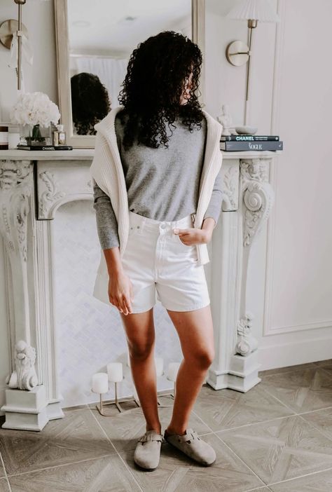 cashmere sweater and shorts outfit Short And Sweater Outfit, Casual Chic Fall Outfits, Casual Chic Fall, Fashion Capsule Wardrobe, Chic Fall Outfits, Casual Day Outfits, Shorts Outfit, Fashion Capsule, Autumn Style