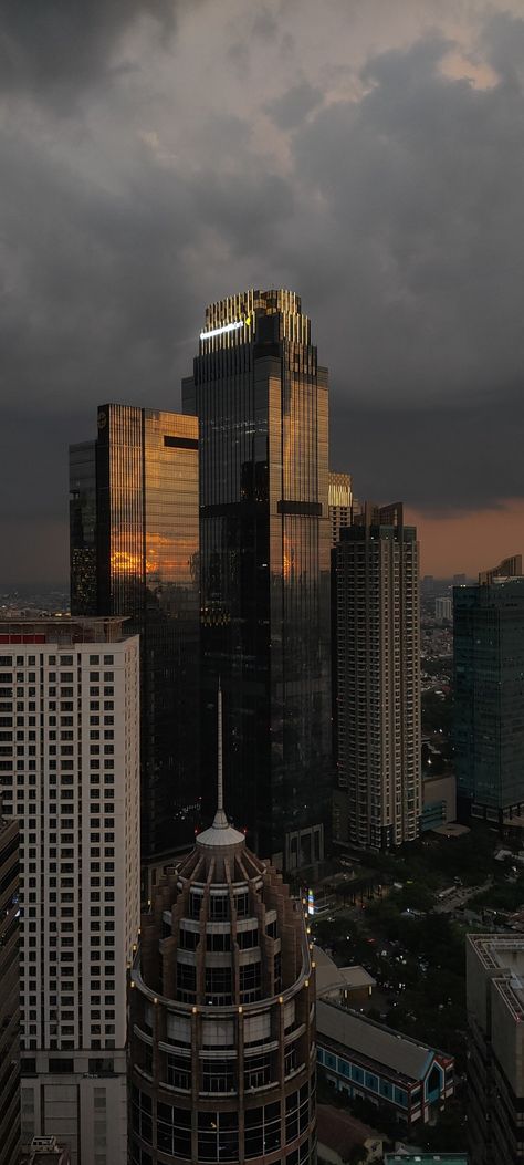 Tall Buildings At Night, Tall Buildings Aesthetic, Night Aesthetic Blurry, Night Aesthetic Outfit, Gloomy Wallpaper, Outfit Inspo New York, Night Life City, Gloomy Sky, Aesthetic Insta Story