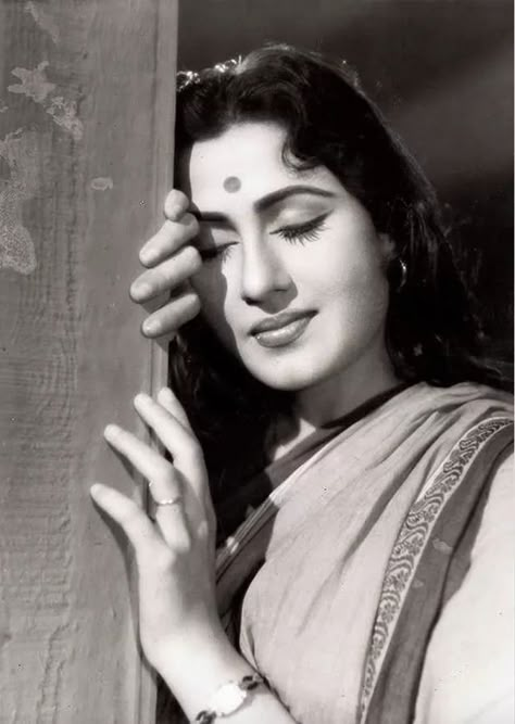 Madhubala Actress, Old Film Stars, Bollywood Pictures, Retro Bollywood, Retro Looks, Bollywood Photos, Saree Photoshoot, Indian Woman, Vintage Bollywood