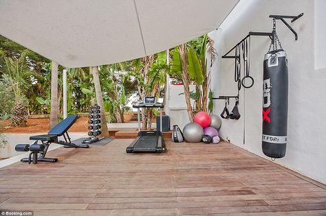 Outside Gym Ideas, Balcony Workout Space, Workout Patio, Pergola Gym, Outdoor Patio Gym Ideas, Backyard Boxing Gym, Outside Gym Ideas Backyards, Balcony Gym Ideas, Garden Gym Outdoor