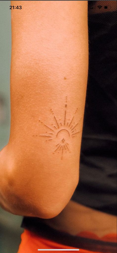 Sun Back Arm Tattoo, Sun Friendship Tattoo, Sun Rainbow Tattoo, Rising Sun Tattoo, Sun Rise Tattoo, Fineline Sun Tattoo, Red Sun Tattoo, Sun Rays Tattoo, Simple Sun Tattoo