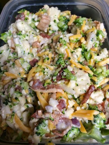 Brocolli Cauliflower Salad, Broccoli Salad Dressing, Restaurant Board, Broccoli Cauliflower Salad Recipes, Amish Broccoli Salad, Veg Salad Recipes, Seven Layer Salad, Broccoli Cauliflower Salad, Shrimp Salad Recipes