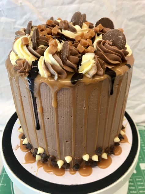 Chocolate caramel and fudge drip cake Caramel Filling Recipe, 18th Birthday Cake For Guys, Cake With Caramel Filling, Chocolate Cake With Caramel, Caramel Drip Cake, Duper Cake, Chocolate Caramel Cake, Coffee And Walnut Cake, Cake With Caramel