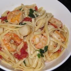 Spaghetti Shrimp, Scallops And Shrimp, Sundried Tomato Recipes, Shrimp Fettuccine Alfredo, Seafood Medley, Shrimp Spaghetti, Sundried Tomato Pasta, Sundried Tomatoes, Alfredo Recipe