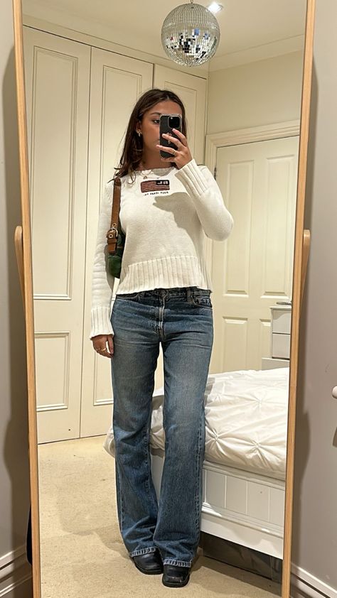 Outfits With Flare Jeans Winter, Boots Casual Outfit, Lorelai Gilmore Style, Flares Outfit, Flare Jean Outfit, Gilmore Girls Lorelai, Outfit Ideas Date Night, Jeans Boots Outfit, Outfit Ideas Date