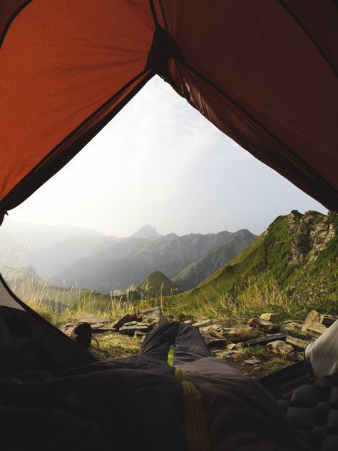 A view from inside a tent of a mountain range photo – Free Tent Image on Unsplash Tent Picture, Film Moodboard, Tent Photography, Tent View, Mountain Trip, Backpacking Sleeping Bag, Mountain Images, Episode Backgrounds, Down Sleeping Bag