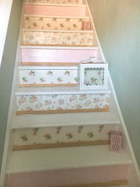 Shabby Stairs Wallpapered Stairs, Vintage Stairs, Wallpaper Stairs, Rooms Decoration, Shabby Chic Office, Koti Diy, Shabby Chic Wallpaper, Shabby Chic Painting, Decoration Shabby