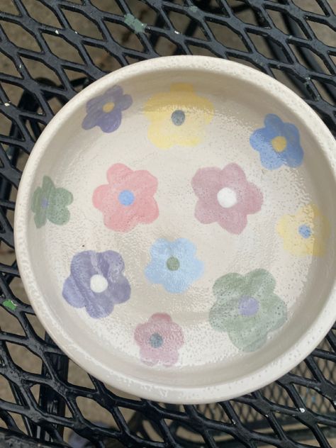 Bowl Painting Ideas Flowers, Flower Plates Ceramic, Color Me Mine Ideas Plates, Plate Painting Ideas Aesthetic, Pottery Plate Painting Ideas, Ceramics Aesthetic, Handbuilding Pottery, Ceramic Jewelry Dish, Bear Hunt