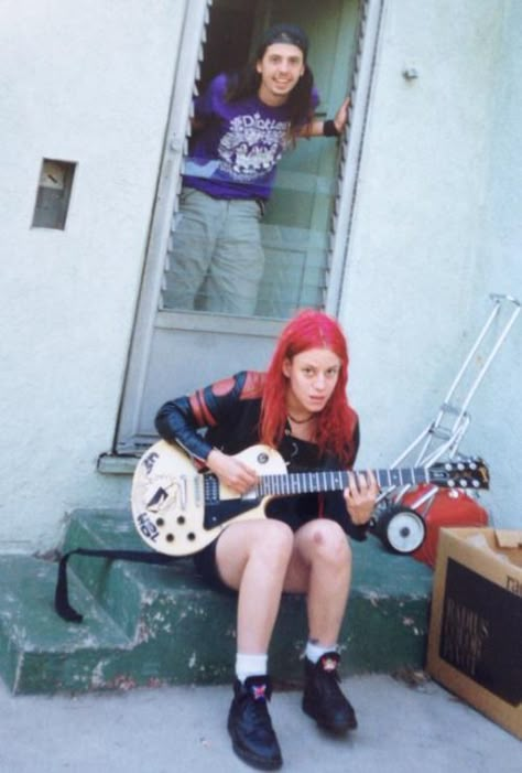 Jennifer Finch and Dave Grohl Jennifer Finch, 90s Grunge Hair, Foo Fighters Nirvana, Nirvana Kurt, Grunge Music, Punk Scene, Riot Grrrl, Punk Rocker, Dave Grohl