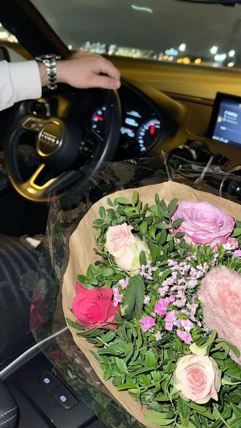 Audi Flowers, Audi Story, Flower Bookey, Dinner Date Aesthetic, Couple In Car, Car Snap, Creative Snaps For Snapchat, Instagram Movie, Giving Flowers