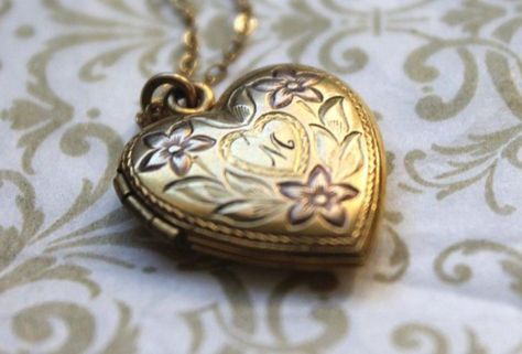 M Heart, Locket Gold, Locket Necklace Vintage, Jewelry Wishlist, Initial M, Necklace Top, Photo Locket Necklace, Oval Locket, Heart Locket Necklace