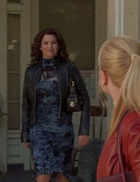 This dress of Lorelai's with that leather jacket has always been a favorite of mine. Lorelei Gilmore Dress, Lorelai Leather Jacket, Lorelai Gilmore Leather Jacket, Lorelai Gilmore Dress, Cardigan Over Dress Outfit, Lorili Gilmore Outfits, Rory Fits, Lorelei Gilmore Outfits, Lorelai Outfits