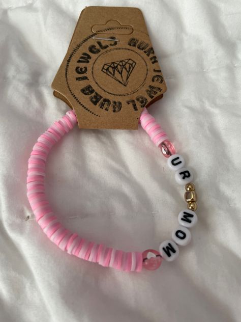 Pink Heishi bead braclet that says ur mom Mom Meme, Heishi Jewelry, Beaded Diy, Selling Stuff, Heishi Bracelet, Clay Bead Necklace, Bracelet Trendy, Mom Bracelet, Ur Mom