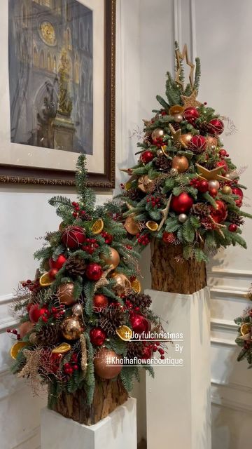 Diy Christmas Flower Arrangements, Blessed Christmas, Christmas Flower Arrangements, Alternative Christmas Tree, Homemade Ornaments, Christmas Inspo, Christmas Arrangements, Mini Christmas Tree, Christmas Wreaths Diy