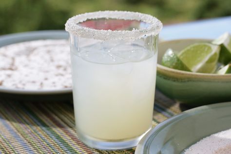 CHOW's senior editor has a side job of advocating proper margarita-making. Following is the only way she thinks a margarita should be prepared. Serve it with... Perfect Margarita Recipe, Gin Fizz Recipe, Classic Margarita Recipe, Low Carb Cocktails, Margarita On The Rocks, National Margarita Day, Pineapple Margarita, Perfect Margarita, Lime Margarita