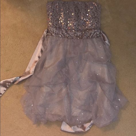 Strapless, Silver Sparkly Dress Silver Sparkly Dress, Satin Bodycon Dress, Colorful Dresses Formal, Mini Prom Dresses, Prom Dresses Gowns, Black Prom Dress, 1980s Dresses, Bridesmaid Dresses Prom, Guess Dress