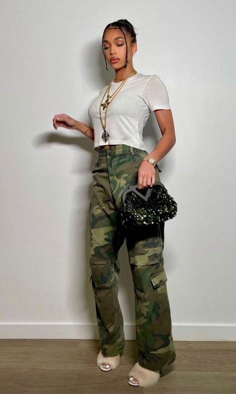 Harvey Outfits, Local European, Chic Clothing Style, Unusual Clothes, Fur Sandals, Lori Harvey, 30s Fashion, Cargo Pants Outfit, Uni Outfits