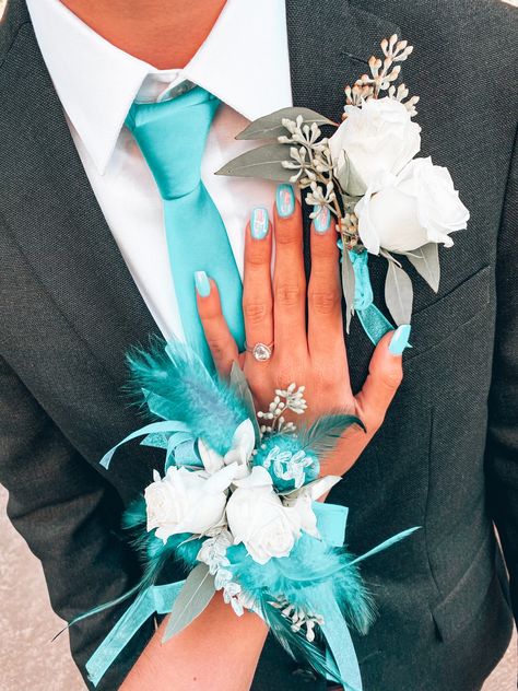 Prom Corsage Ideas Blue, Unique Prom Flowers, 2024 Prom Corsage, Western Prom Flowers, Prom Flowers Corsage Blue, Teal Prom Flowers, Corsage Prom Turquoise, Corsage Hoco, Feather Corsage Prom