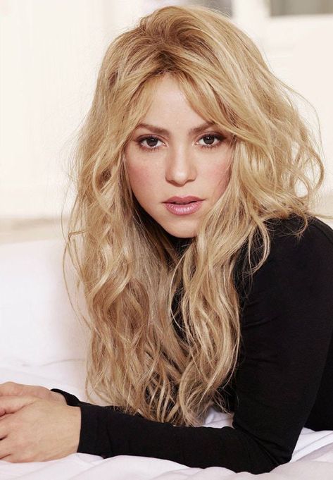 Shakira Hair, Grunge Haircut, Shakira Photos, Estilo Taylor Swift, Female Guitarist, Light Hair, Shakira, Fashion Pictures, Celebrities Female