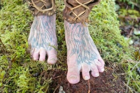 Intricate tattoos of roots cover his well-weathered feet and ankles. The physical markings represent the bond he feels to the earthen paths he walks. Mick Dodge. Tattoo Roots, Tree Roots Tattoo, Roots Tattoo, Intricate Tattoo, Body Tattoo, B Tattoo, Foot Tattoos, S Tattoo, Modern Life