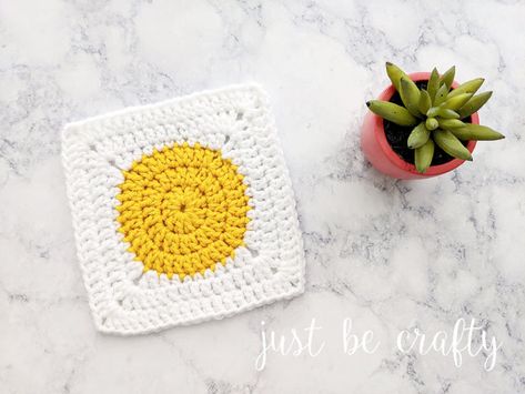 Circle To Square Granny Square - New Video Tutorial! - Just Be Crafty Crochet Granny Square Together, Granny Square Blanket Tutorial, Easy Granny Square, Sunburst Granny Square, Granny Square Tutorial, Modern Crochet Blanket, Yarn Organization, Crochet Granny Square Blanket, Crochet Basket Pattern