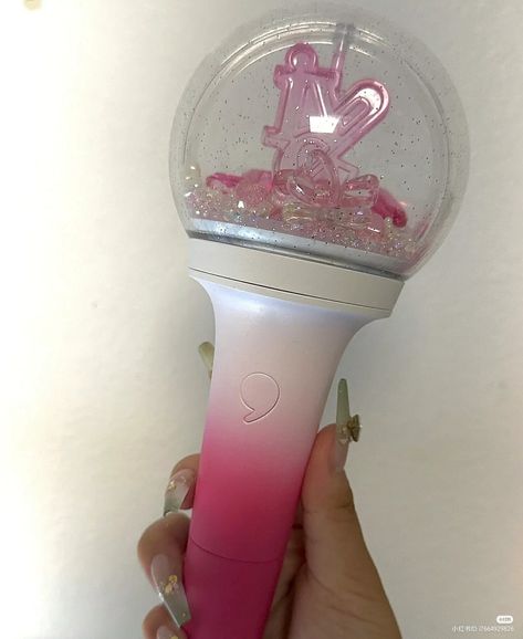 Kpop lightstick, lightstick, kpop, IVE lightstick Taylor Swift Lightstick, Ive Fanmade Lightstick, Ive Lightstick Official, Lesserafim Lightstick, Ive Lightstick, Lightstick Deco, Lightstick Ideas, Kpop Lightsticks, Lightstick Kpop