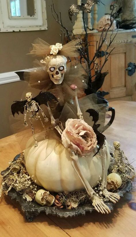 Dia De Los Muertos Pumpkin Ideas, Day Of The Dead Decor, Diy Dia De Los Muertos Decorations Ideas, Tree Halloween Decorations, Halloween Table Centerpieces, Fun Diy Halloween Decorations, Recipes Halloween, Halloween Themes Decorations, Uhyggelig Halloween