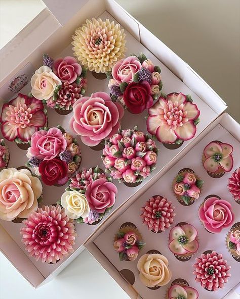 Special Cupcakes, Floral Cupcakes, Beautiful Cupcakes, Cupcake Bouquet, Flower Cupcakes, Cake Cupcakes, Buttercream Flowers, Piping Tips, Wine Colored