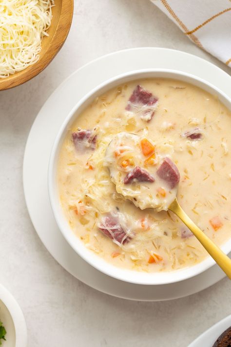 This delicious Creamy Reuben Soup is everything you love about a classic Reuben sandwich but in a hearty, creamy and comforting soup! Ruben Soup, Rueben Soup, Creamy Reuben Soup, Reuben Soup, Classic Reuben Sandwich, Reuben Recipe, Reuben Sandwich Classic, Beef Chops, Comforting Soup