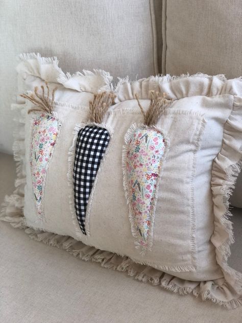 Easter Sewing, Shabby Chic Cushions, Rabbit Crafts, Diy Sewing Gifts, Easter Pillows, Applique Pillows, Pillow Ideas, Spring Pillows, Pillow Crafts