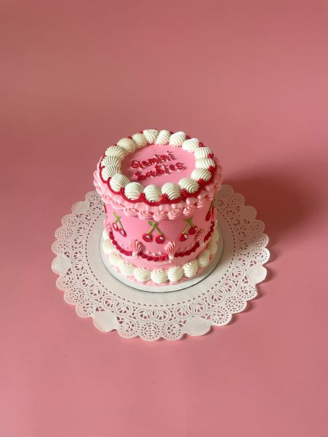 Pink Cherry Birthday Cake, Cherry Cake Design, Cherry Vintage Cake, Vintage Cake Cherry, White Vintage Cake With Cherries, Vintage Heart Cake Cherries, Simple Cake Design, Cake With Cherry, Design Chocolate