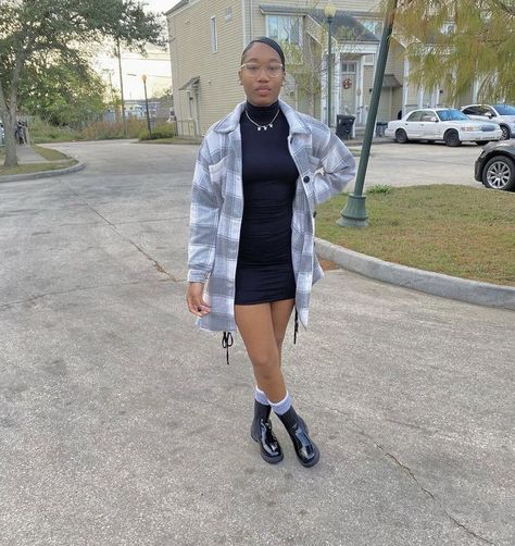 Rainboots Outfit Black Women, Black Rainboots Outfit, Rainy Day Outfit Black Women, Black Chelsea Boots Outfit, Chelsea Boot Outfits Women, Business Baddie, Plaid Jacket Outfit, Rainboots Outfit, Chelsea Boots Outfit