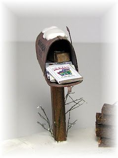 DYI DOLLHOUSE MINIATURES don't forget the mailbox and mail! Christmas Fairy Garden, Dollhouse Tutorials, Dollhouse Garden, Dollhouse Christmas, Fairy Furniture, Glitter Houses, Glue Stick, Miniature Diy, Miniatures Tutorials